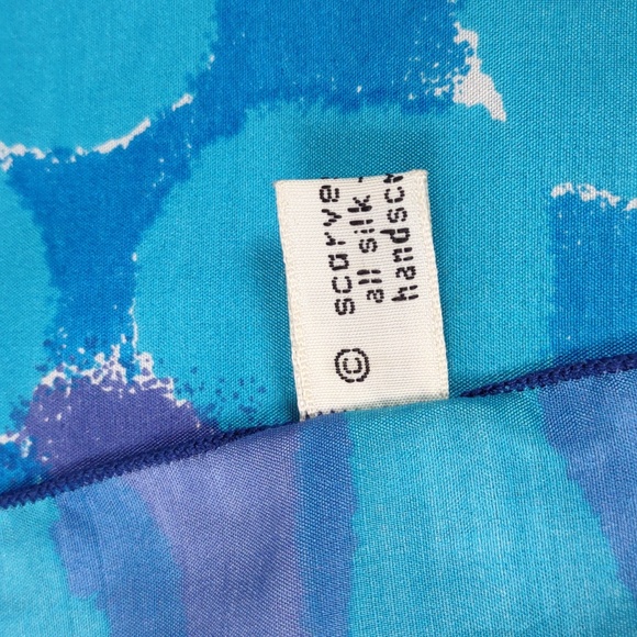 Vera Circle Print Silk Scarf - Picture 4 of 4